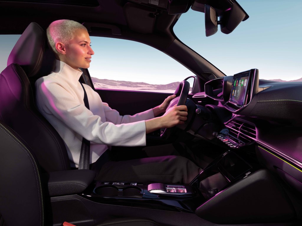 Woman driving the PEUGEOT E-2008
