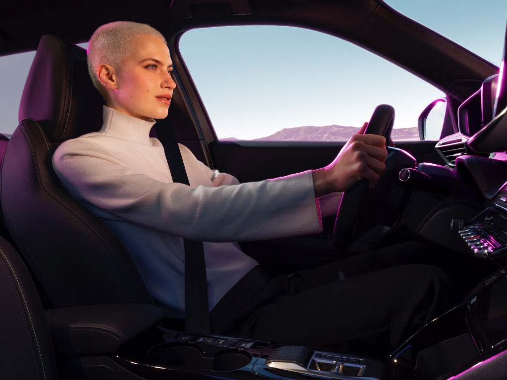 PEUGEOT E-2008 driving aids