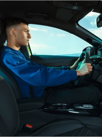Man driving the PEUGEOT E-208