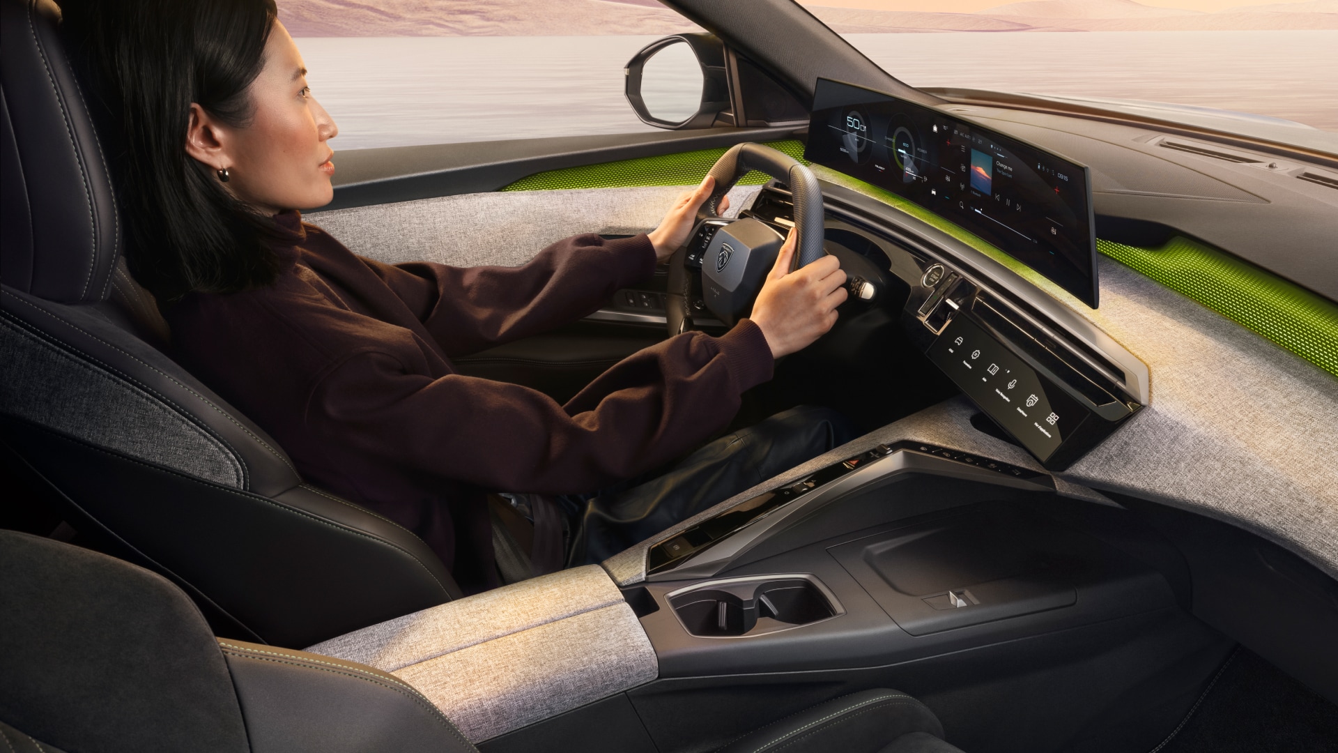 PEUGEOT 5008 Hybrid woman driving