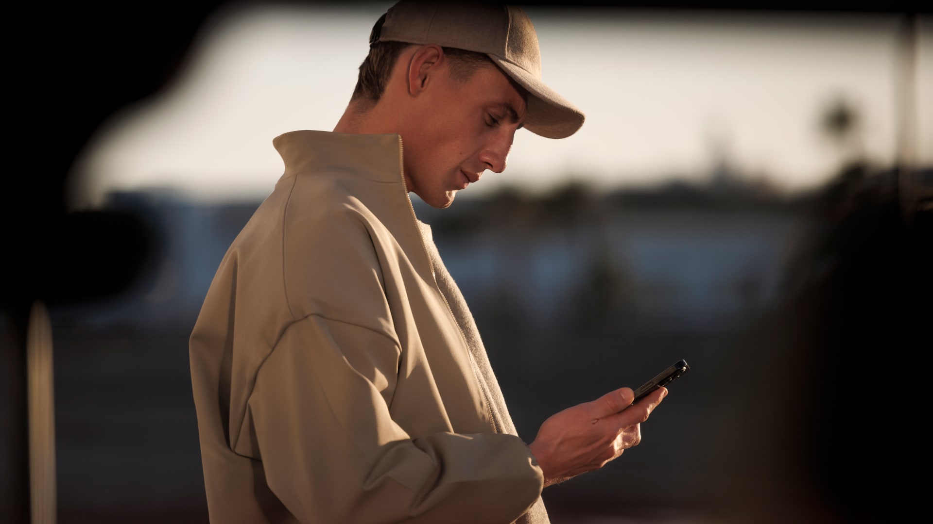 PEUGEOT E-5008 man with smartphone