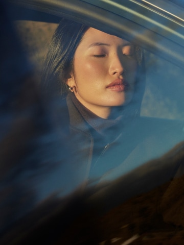 Woman on board the PEUGEOT E-5008 with AGR warming seats