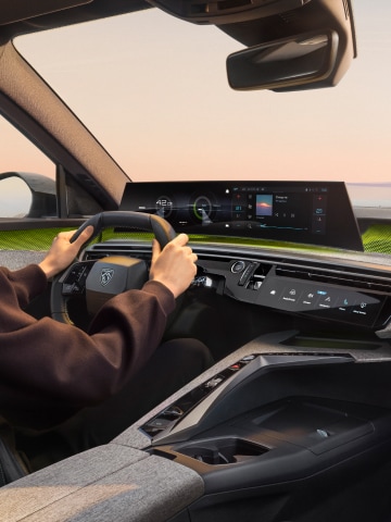 Woman inside the PEUGEOT E-5008 Driving Position