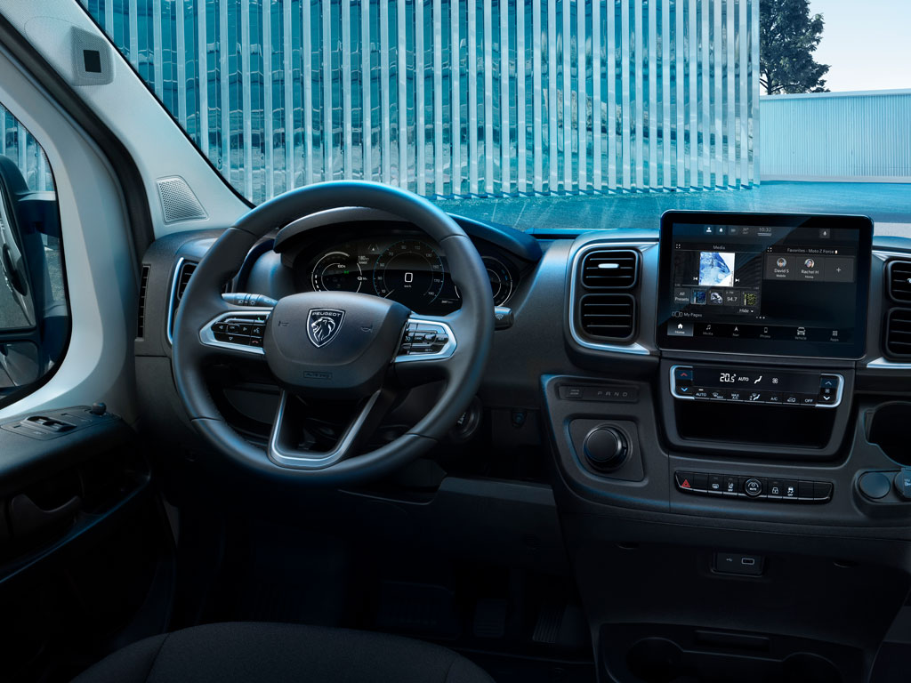 PEUGEOT E-BOXER driving station