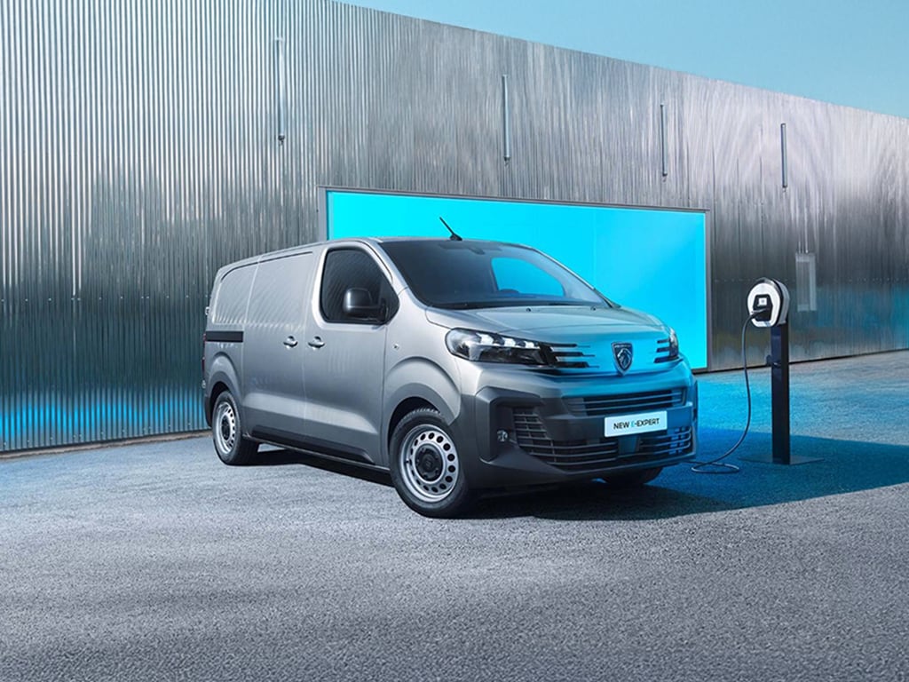 PEUGEOT EXPERT front view